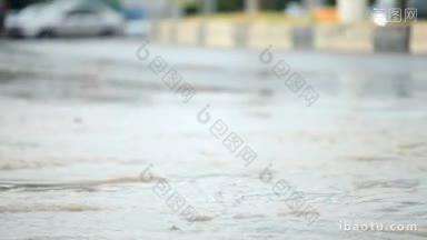 一场<strong>大雨</strong>过后，人们在洪水中驾驶汽车